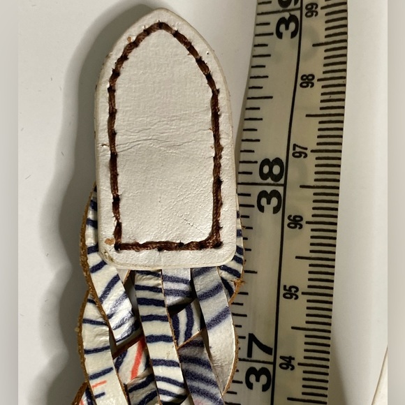 Fossil White Braided Printed Multi Color Leather Belt 37”
Excellent condition - Picture 5 of 6